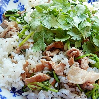 タイ料理風❤豚肉とパクチーの炒飯♪（チアシード）